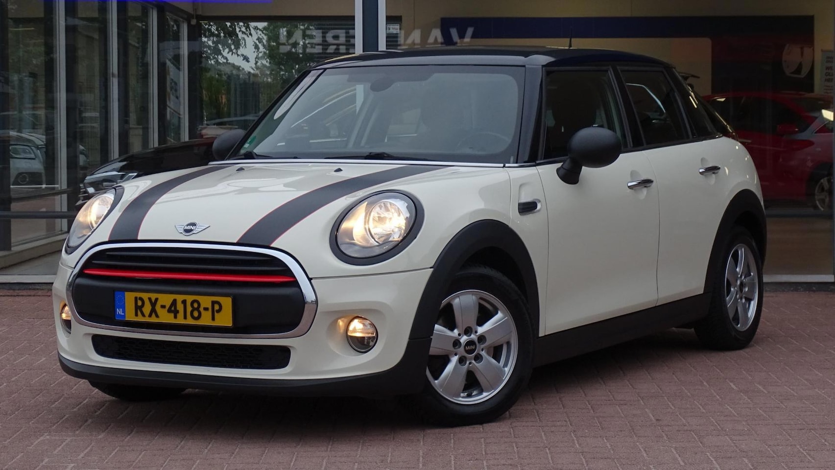 MINI One - Mini 1.2 First | 5deurs | Airco | 128000km | PDC | LM velgen | Inruil mogelijk - AutoWereld.nl