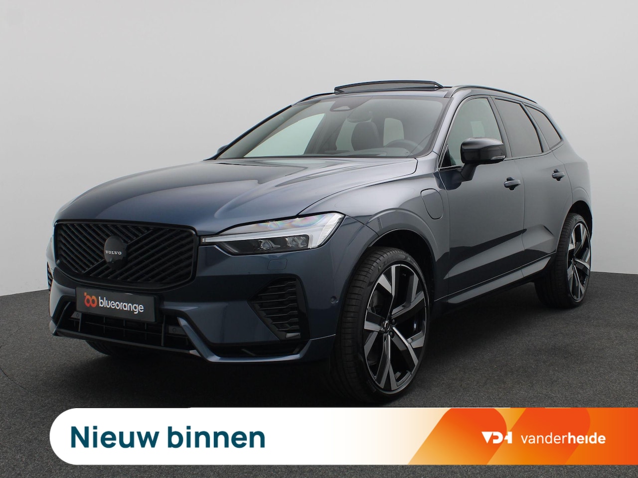 Volvo XC60 - 2.0 T6 Plug-in hybrid AWD Plus Black Edition 350PK Panoramadak, Trekhaak, 22" LM Velgen, H - AutoWereld.nl