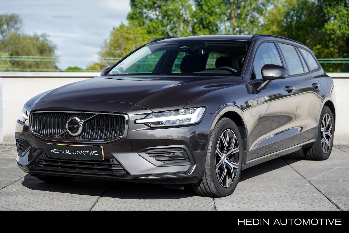Volvo V60 - 2.0 B3 Essential Edition lederen bekleding | fiscaal super interessant! - AutoWereld.nl