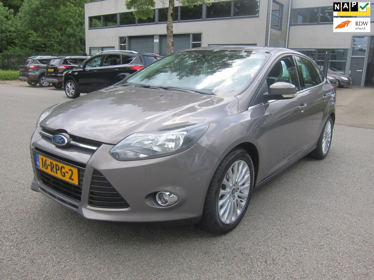 Ford Focus - 1.6 TI-VCT TITANIUM 1/2 LEDER TREKHAAK DEALER ONDERHOUD!! - AutoWereld.nl