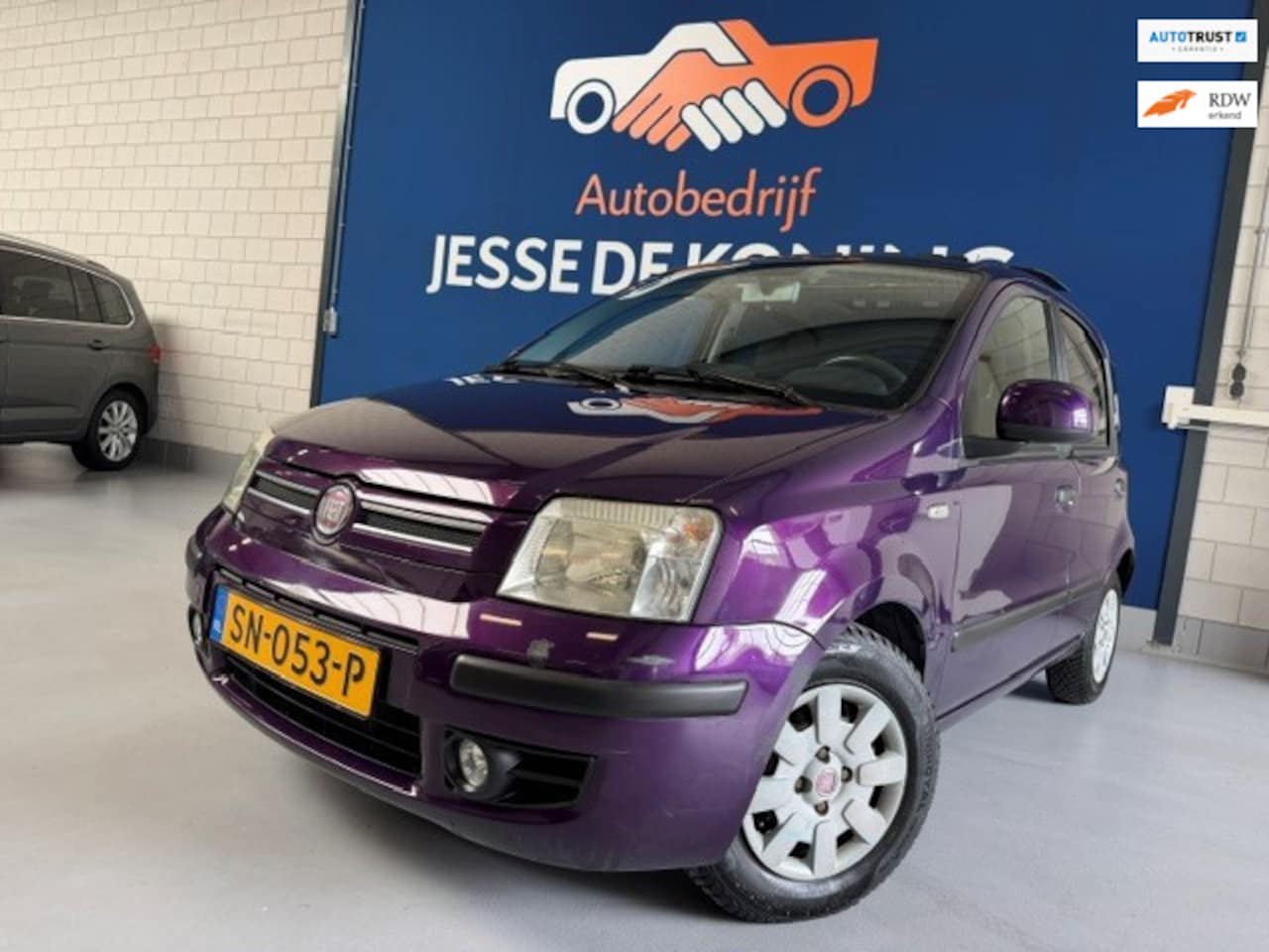 Fiat Panda - 1.2 Active / bj.2010 / kleur : paars / panoramadak / trekhaak / NAP met 124302 km.en APK t - AutoWereld.nl