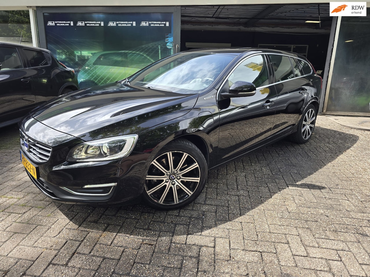 Volvo V60 - 2.4 D6 Twin Engine R-Design | 12MND GARANTIE | FULL OPTIONS | SCHUIFDAK | ACC | NAVI | - AutoWereld.nl