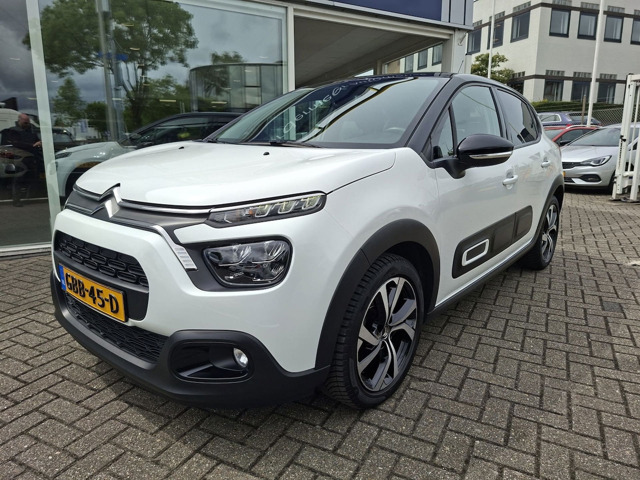 Citroën C3 - 1.2 PureTech Shine / navigatie / camera / automaat / car play / cruise control / stoelverw - AutoWereld.nl