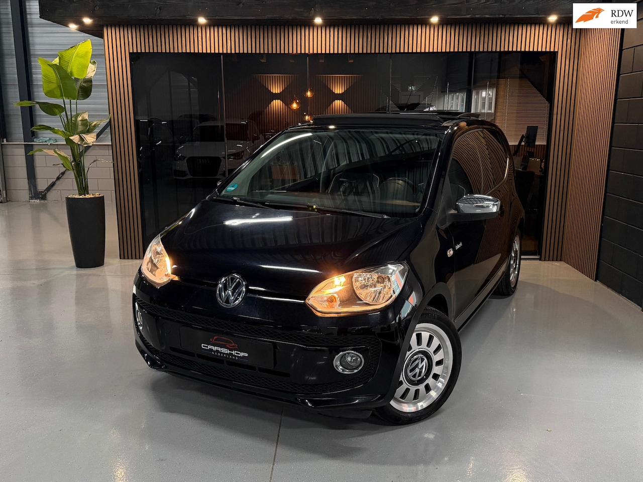 Volkswagen Up! - 1.0 MPI BlACK UP! PANO/LEER/STOELVRM/AIRCO - AutoWereld.nl