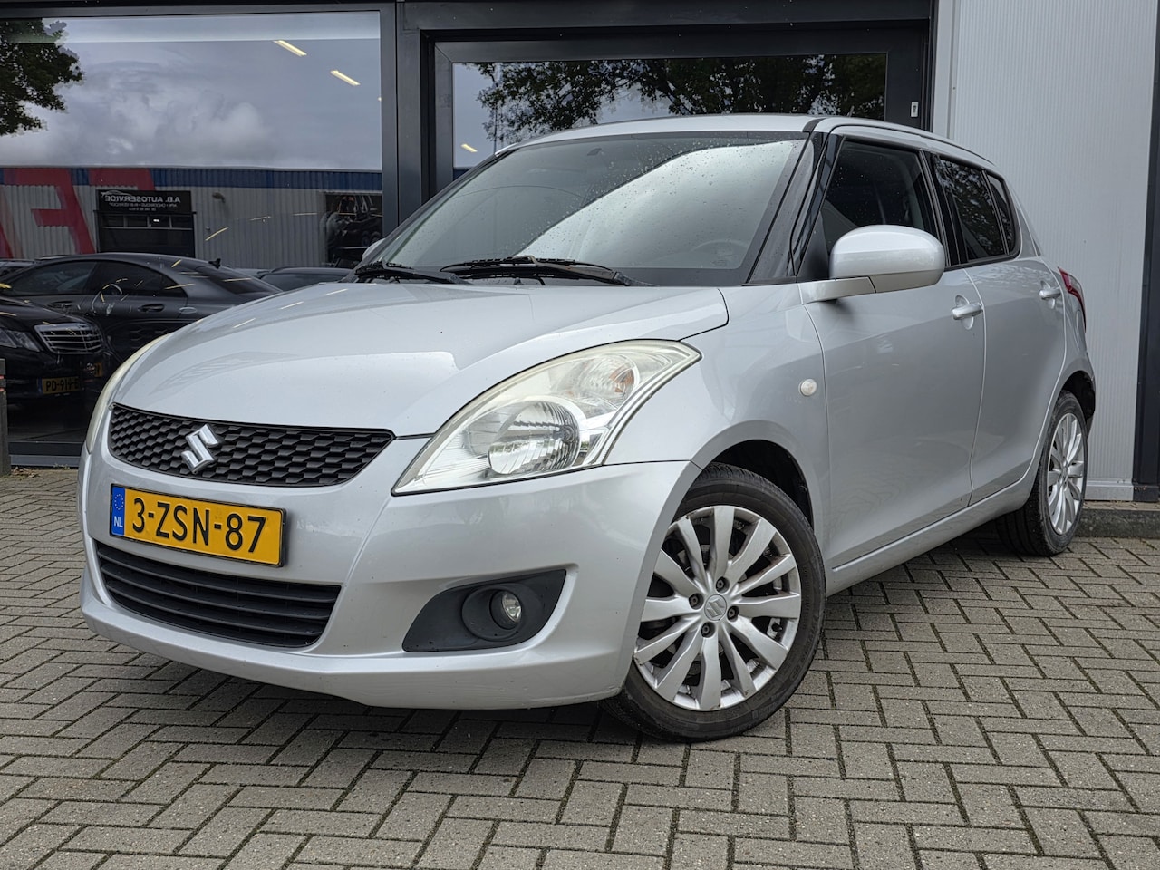 Suzuki Swift - 1.2 Bandit EASSS 5deurs + AIRCO + LM VELGEN + ELEKTR PAKKET - AutoWereld.nl