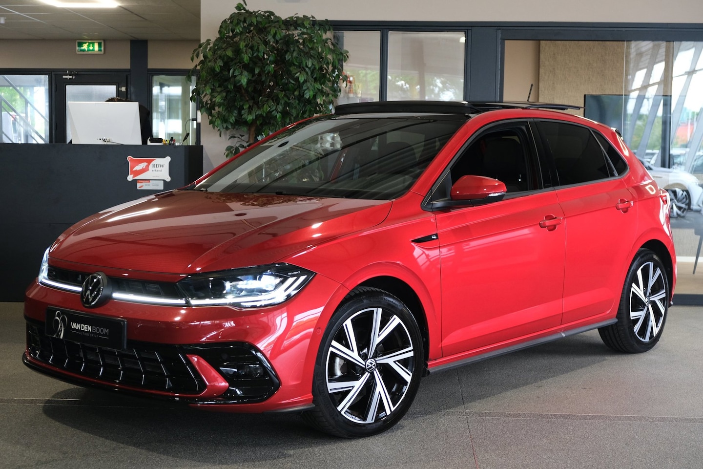 Volkswagen Polo - 1.0 TSI 2x R-Line DSG 110PK Facelift Pano IQ Led Cam Kessy ACC - AutoWereld.nl