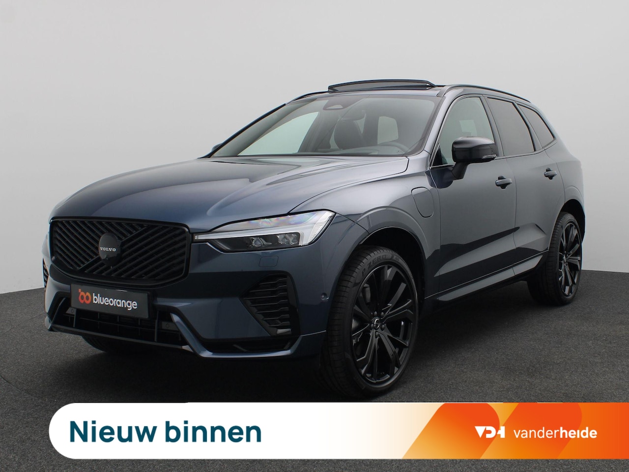 Volvo XC60 - 2.0 T6 Plug-in hybrid AWD Plus Black Edition Panoramadak, Trekhaak, 21" LM Velgen, Head-Up - AutoWereld.nl