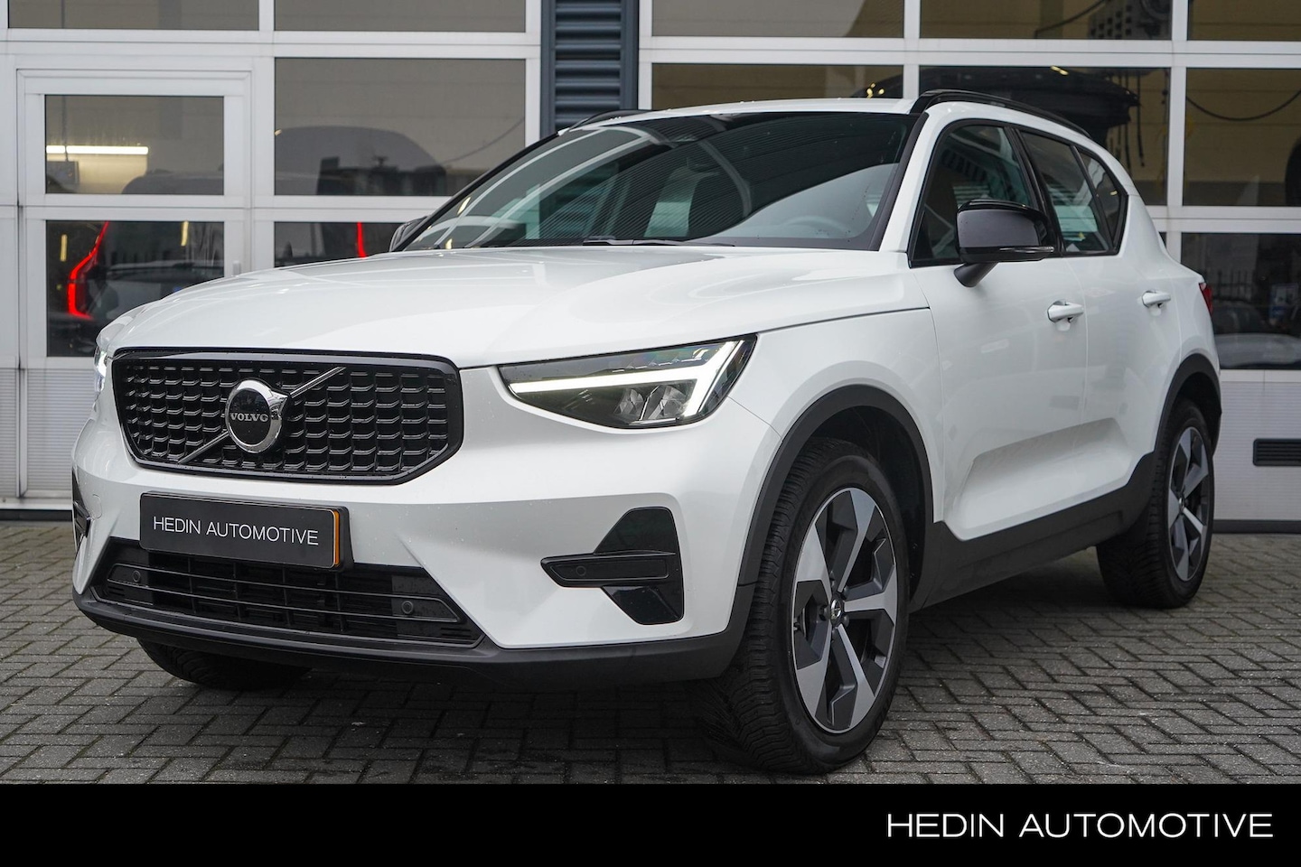 Volvo XC40 - 2.0 B4 Plus Dark Mild Hybride 197pk Automaat 2.000kg Trekgewicht | Adaptieve Cruise + Pilo - AutoWereld.nl