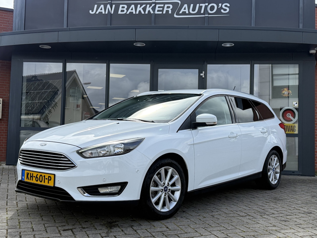 Ford Focus Wagon - 1.0 Titanium ✅ Stoel + stuur verw ✅ half leer ✅ trekhaak ✅ - AutoWereld.nl