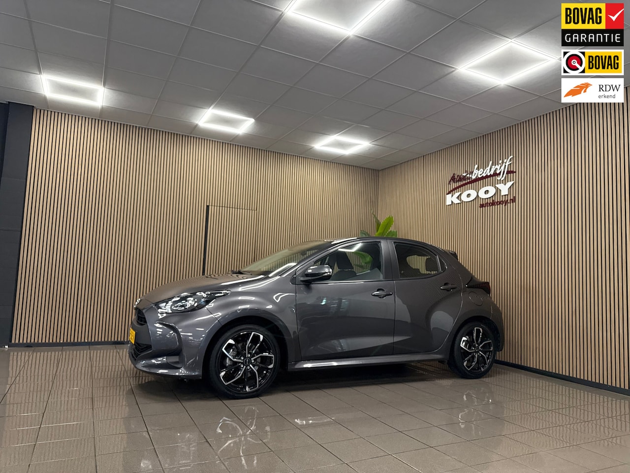 Toyota Yaris - 1.5 Hybrid Comfort * Navigatie / Camera / 17" LM Velgen / Dealer onderhouden * - AutoWereld.nl