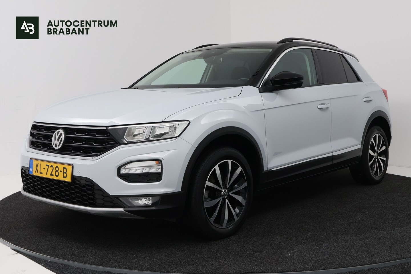 Volkswagen T-Roc - 1.5 TSI Style Automaat (NAVIGATIE, PARKEERSENSOREN, CARPLAY, STUURBEDIENING) - AutoWereld.nl