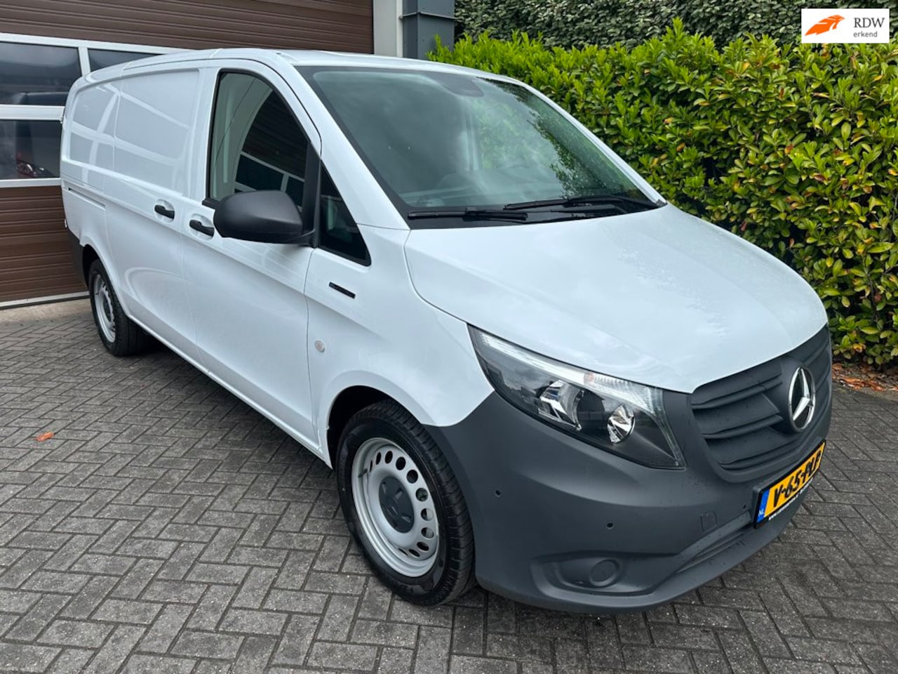 Mercedes-Benz eVito - EVito 112 L2 85KW 60kWh Cruisecontrole Achteruitrijcamera Carplay Stoelverwarming - AutoWereld.nl