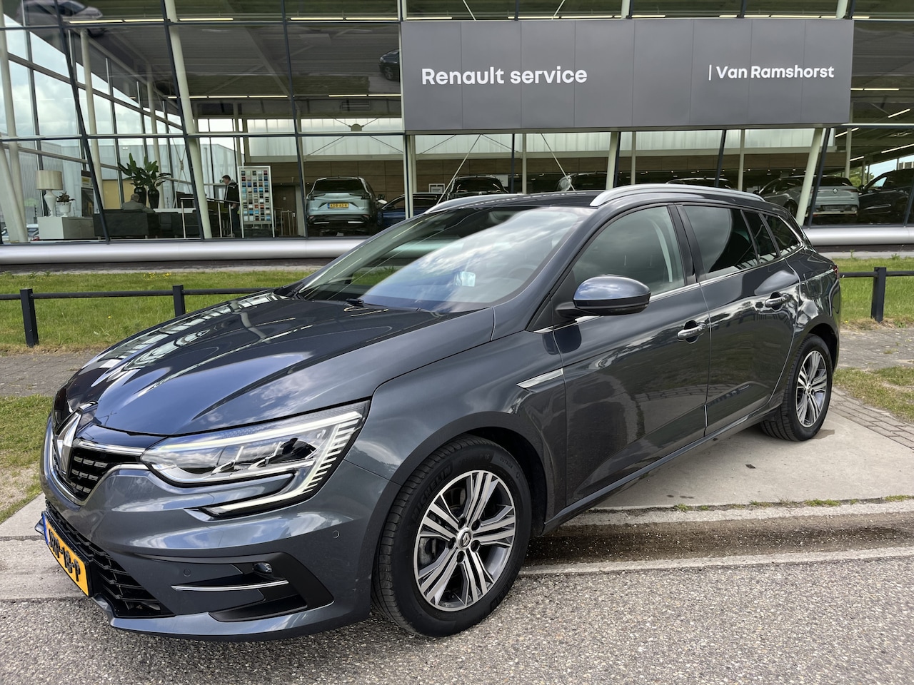 Renault Mégane E-Tech - Estate 1.6 Plug-In Hybrid 160PK Intens / Camera / Parkeerkhulp V+A / Head-up display / Key - AutoWereld.nl