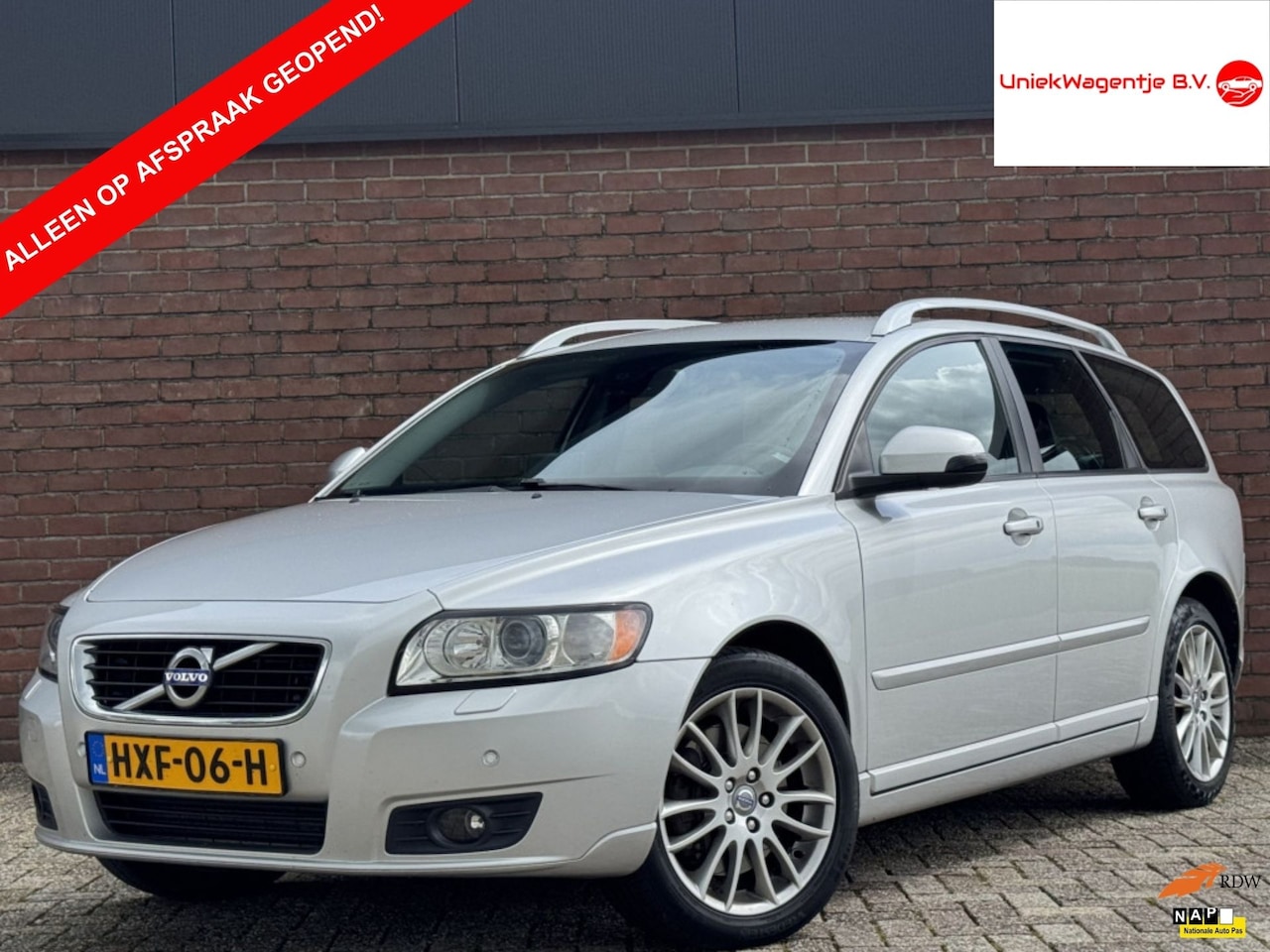 Volvo V50 - 2.5 T5 AWD MOMENTUM | LIMITED EDITION! | TREKHAAK! - AutoWereld.nl