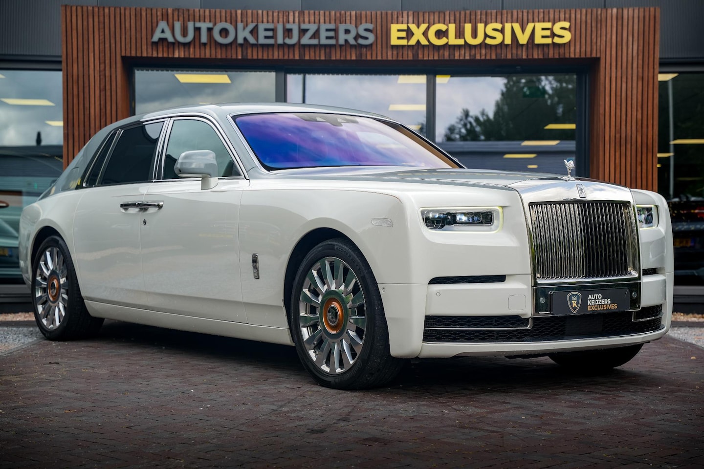 Rolls-Royce Phantom - 6.7 V12 Starlight Headliner Rear Theatre Individual Rear Seats 22-Inch Polished Wheels - AutoWereld.nl