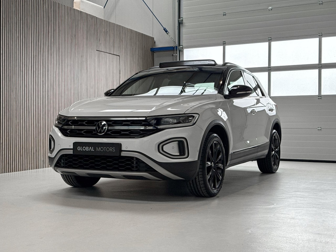 Volkswagen T-Roc - 1.5 TSI Style 150 PK - PANORAMADAK - AUTOMAAT - STOELVERWARMING - ADAPTIEVE CRUISE CONTROL - AutoWereld.nl