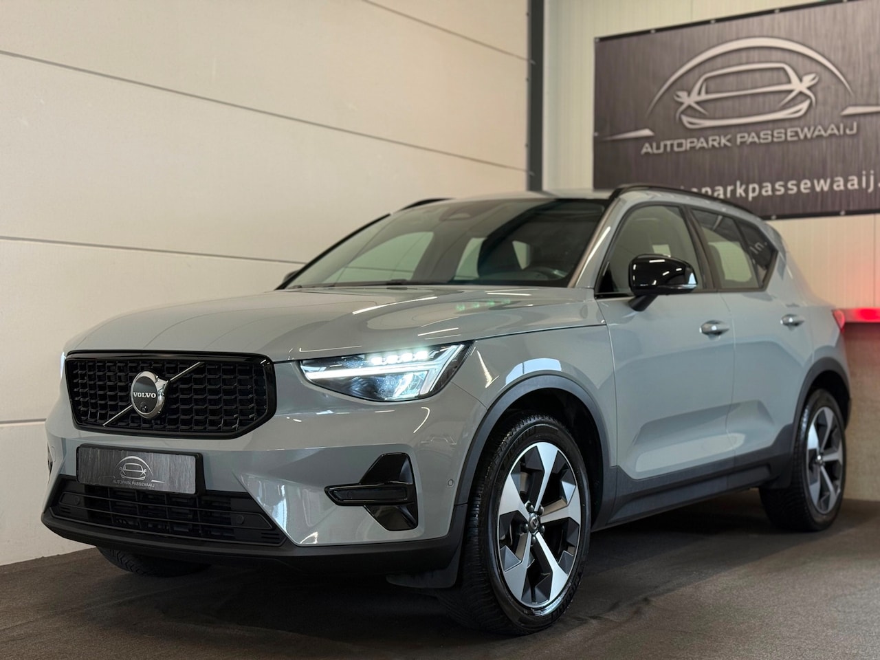 Volvo XC40 - 2.0 B3 Ultra Dark 2WD Pano, ACC, Apple Carplay, Trekhaak, Virtual Cockpit, Keyless, 19", S - AutoWereld.nl