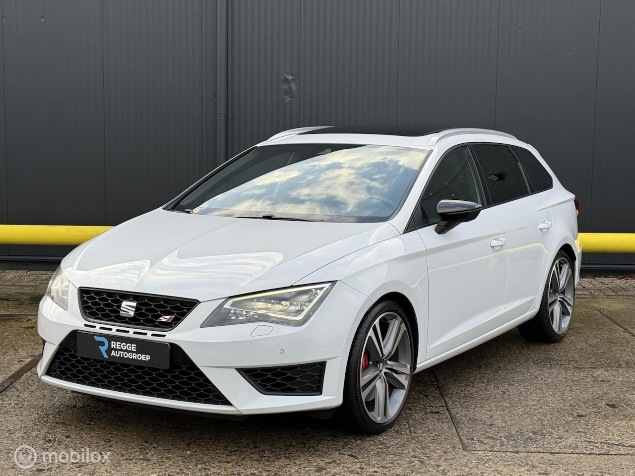 SEAT Leon ST - 2.0 TSI Cupra 290 PANORAMADAK|BOMVOL|TREKHAAK| - AutoWereld.nl