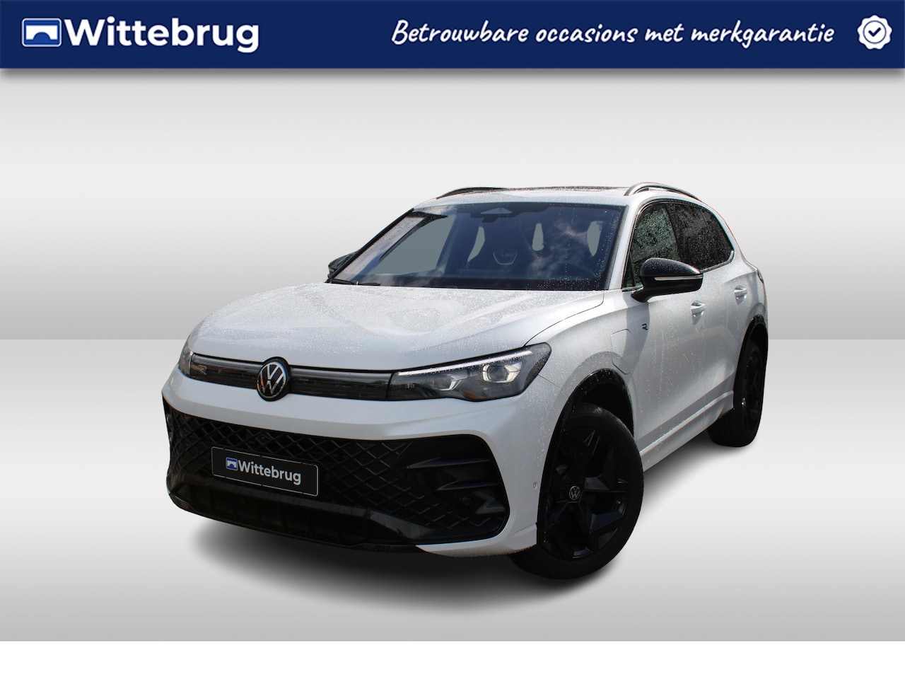 Volkswagen Tiguan - 1.5 eHybrid 204pk R-Line DSG Automaat Black Style / Panorama schuifdak / LM 19 inch / IQ L - AutoWereld.nl