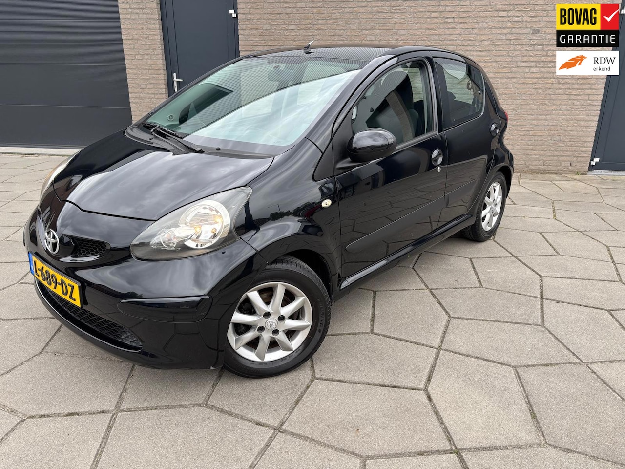 Toyota Aygo - 1.0-12V | AIRCO| 5 Deurs | Lichtm. velg.|All season|Zwart metallic - AutoWereld.nl