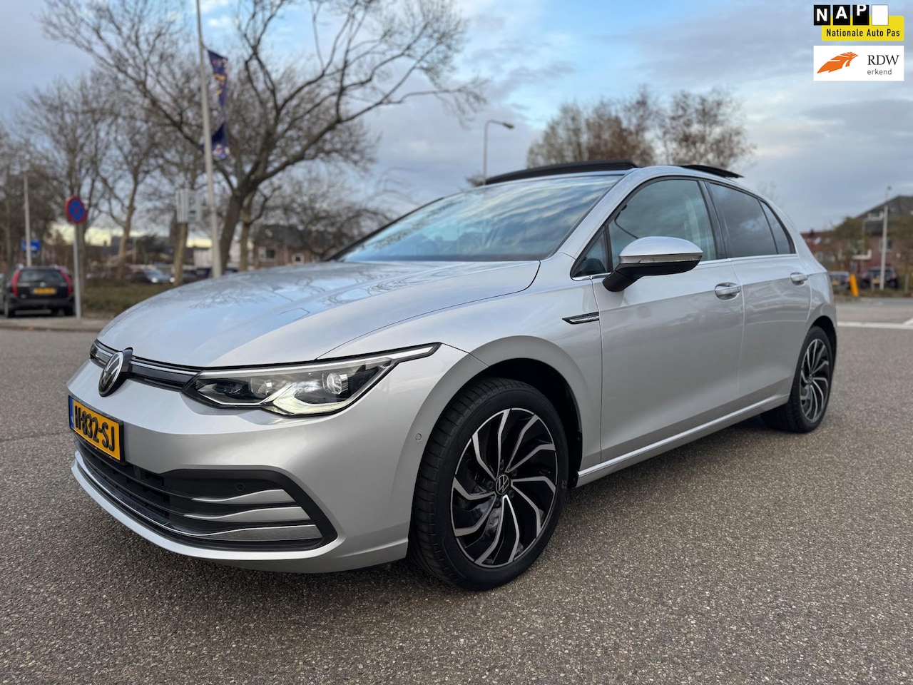 Volkswagen Golf - 1.5 eTSI Style / panorama / automaat / airco / cruise.control / elek.pakket / lmv / nap... - AutoWereld.nl