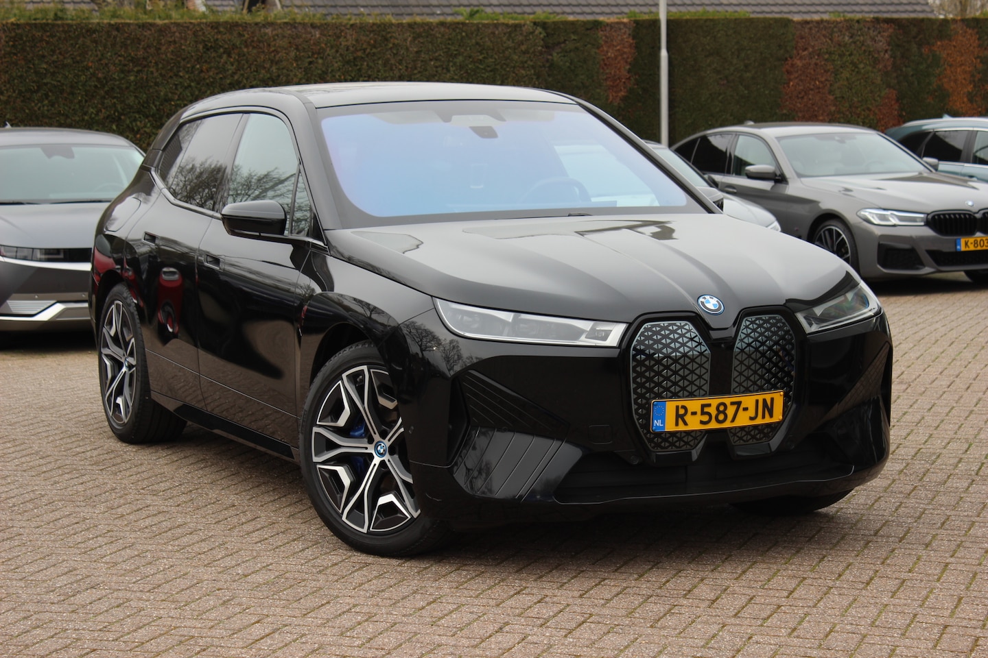 BMW iX - xDrive40 Executive 77 kWh / SoH 97,3% / Trekhaak / Panoramadak / 360Camera / Harman Kardon - AutoWereld.nl