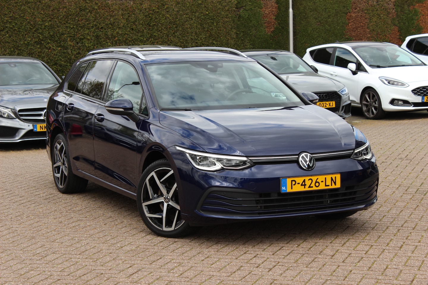 Volkswagen Golf Variant - 1.0 eTSI Life Business / CarPlay / Parkeerhulp V+A / LED Koplampen / Virtual Cockpit / Sto - AutoWereld.nl