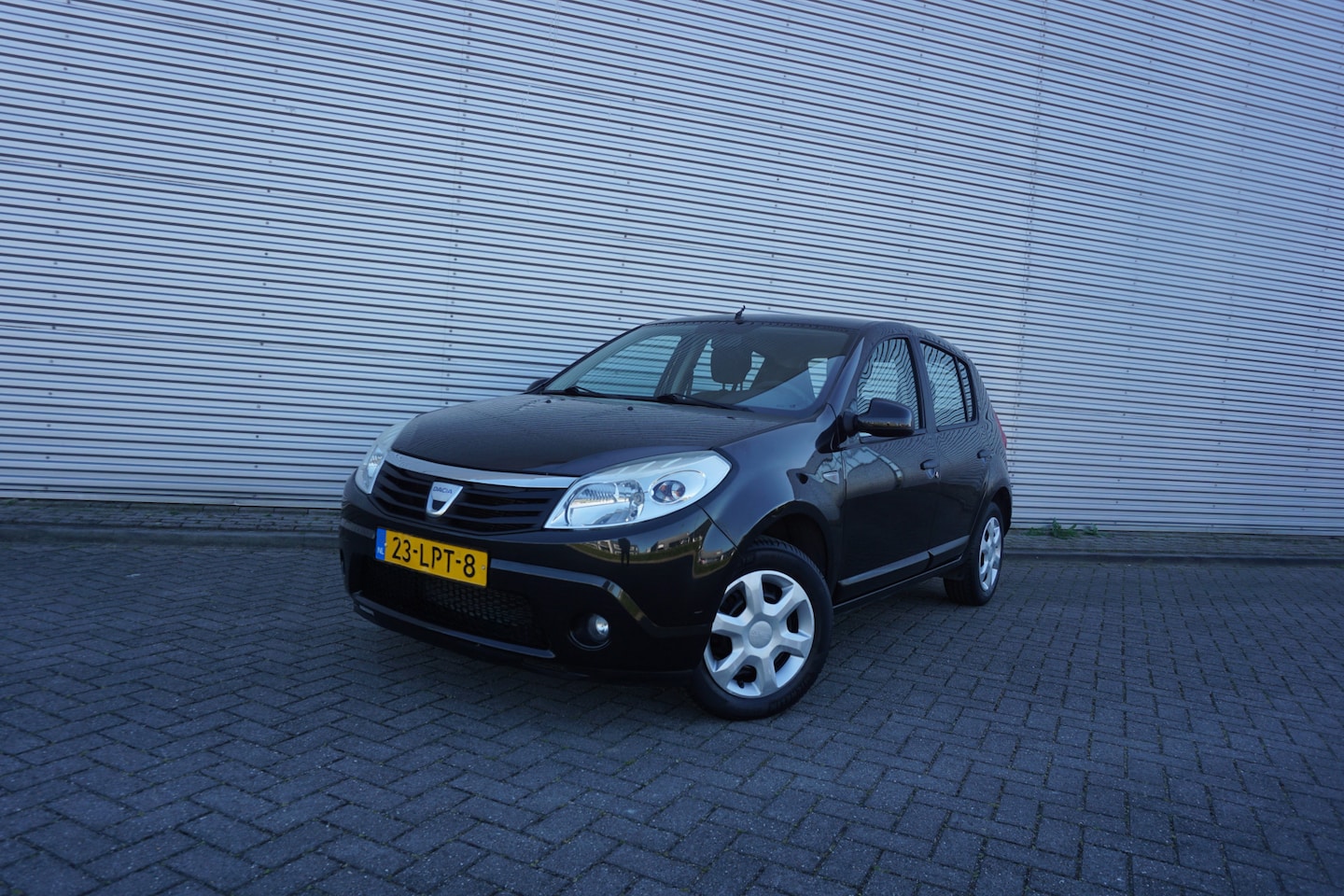 Dacia Sandero - 1.2 Lauréate Airco / Elektr. ramen / Trekhaak / NAP / NIEUWE APK! - AutoWereld.nl