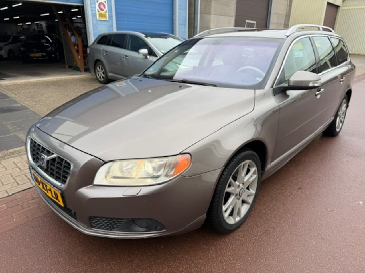 Volvo V70 - 3.2 Summum Automaat 2007 LEDER, Schuifdak, 17" LMV Dikke uitvoering met alle boekjes en de - AutoWereld.nl