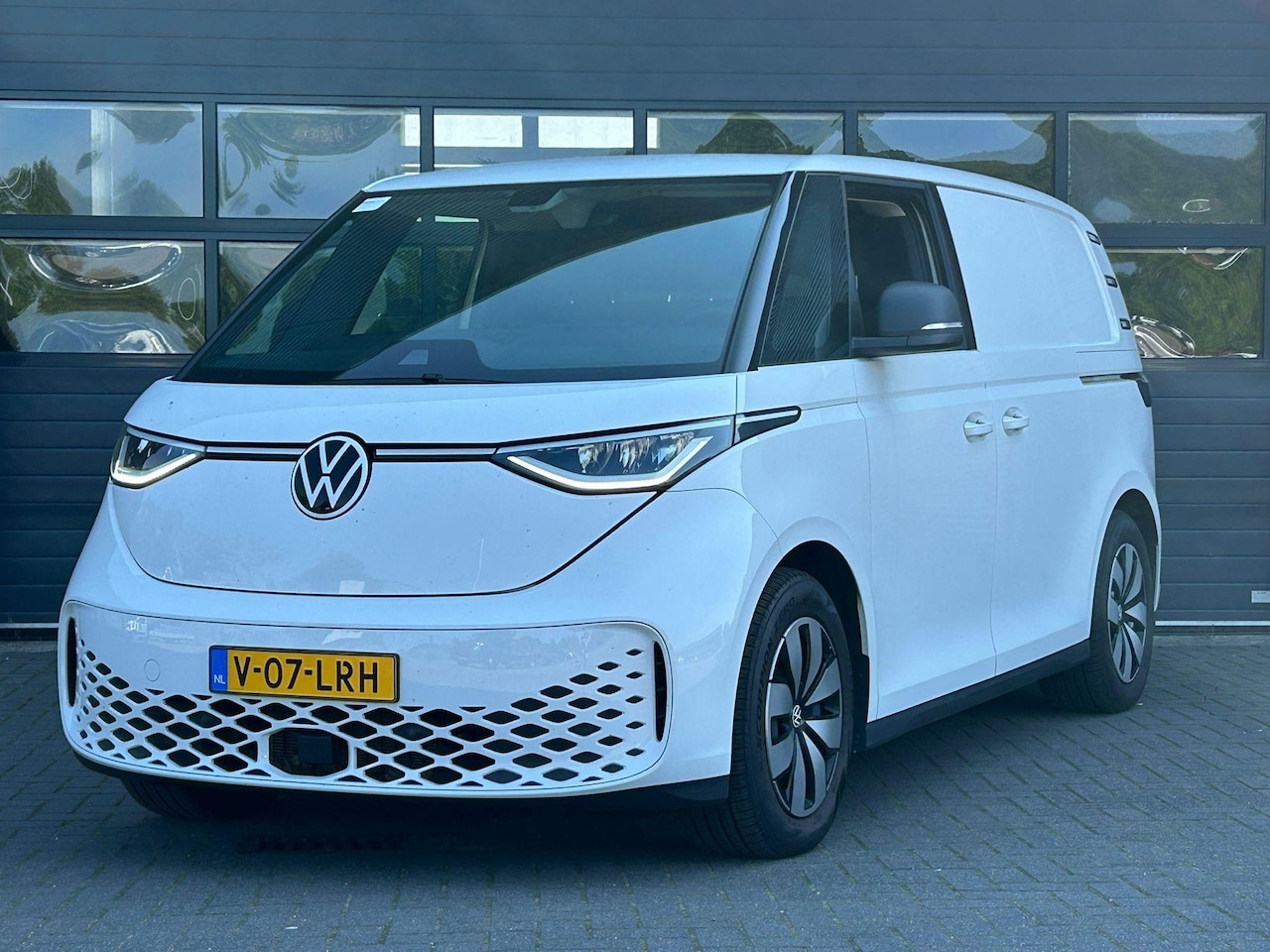 Volkswagen ID. Buzz Cargo - 79 KWH I 2X SCHUIFDEUR I P-CAMERA I WINTERPAKKET I ADAPTIVE CRUISE CONTROL I APPLE/ANDROID - AutoWereld.nl