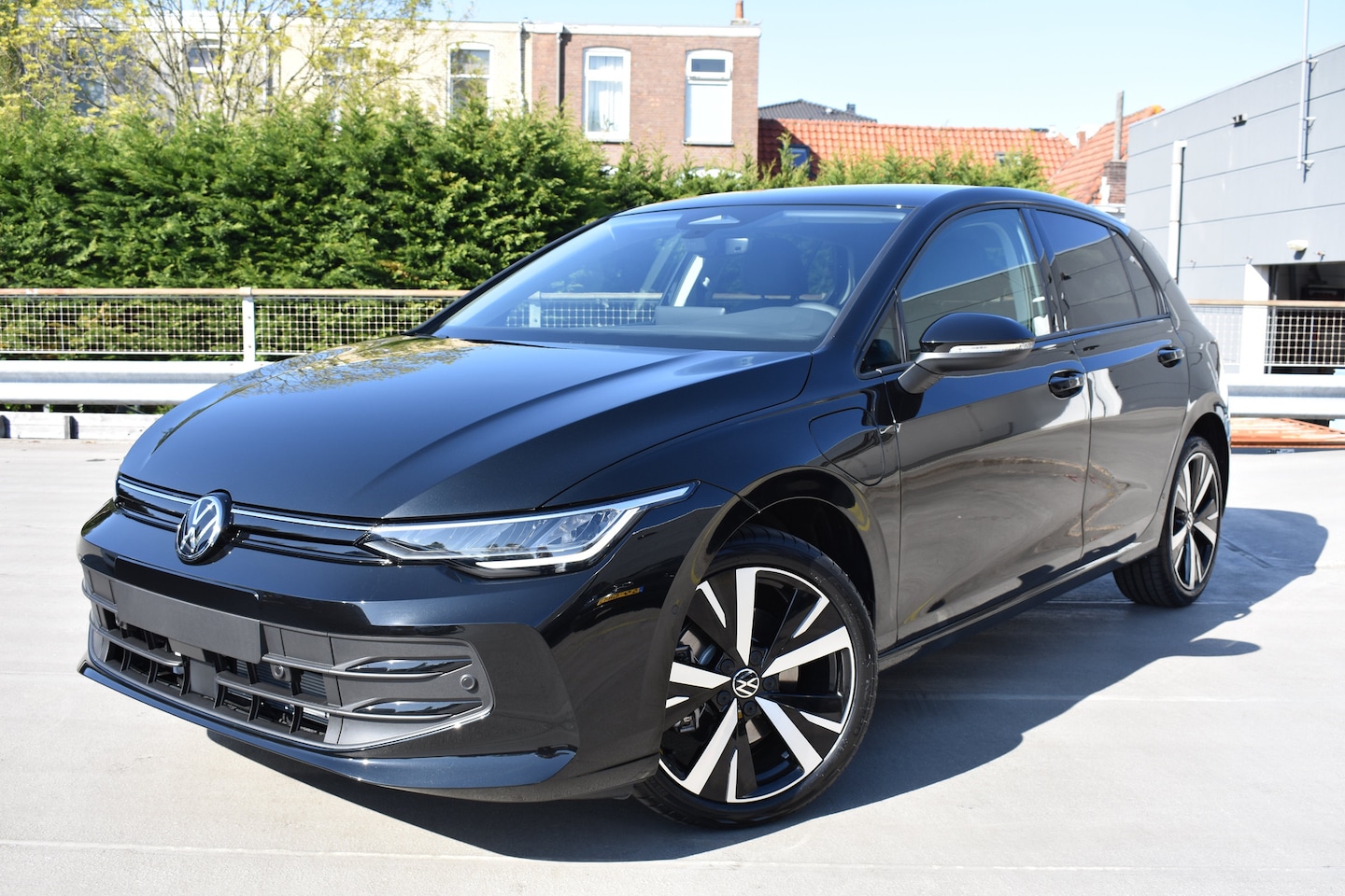Volkswagen Golf - Life Edition eHybrid Inclusief €2000,- inruilvoordeel |  Trekhaak, elektrisch uitklapbaar - AutoWereld.nl