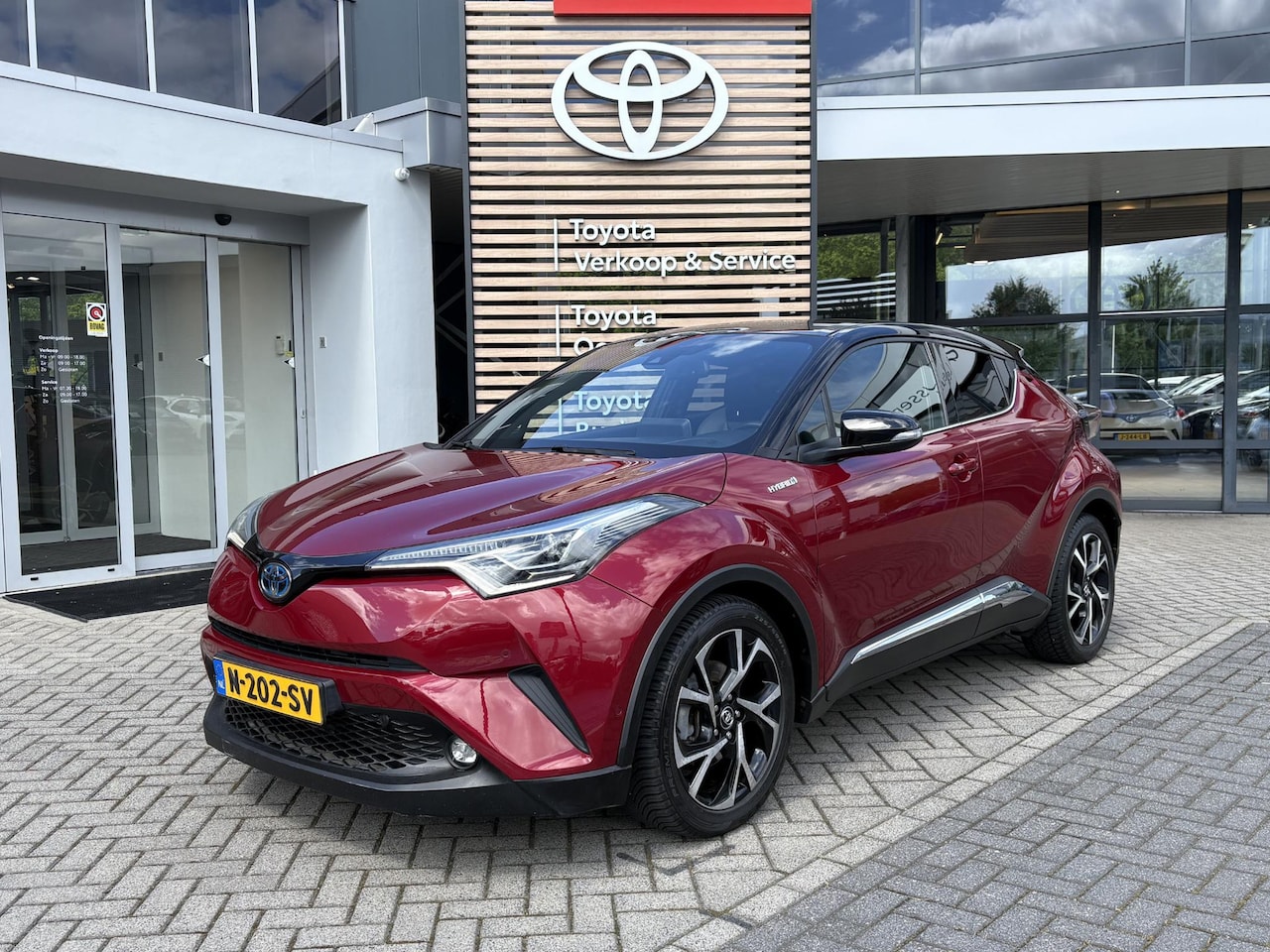 Toyota C-HR - 1.8 Hybrid Business Intro LEDEREN BEKLEDING PARKEERSENSOREN EN CAMERA - AutoWereld.nl