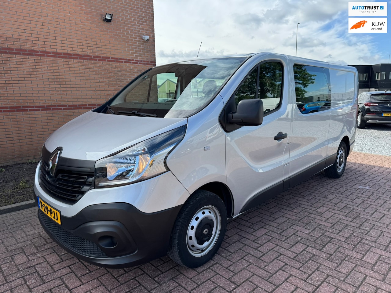 Renault Trafic - 1.6 dCi T29 L2H1 DC Comfort 1.6 dCi T29 L2H1 DC Comfort, Marge, Trekhaak, Euro 6, 5 Persoons, Navigatie, PDC - AutoWereld.nl