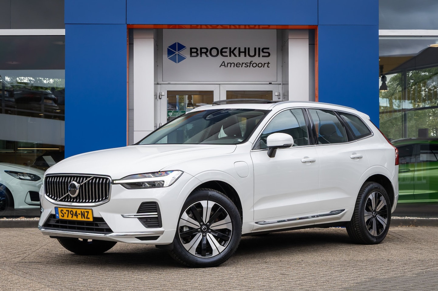 Volvo XC60 - 2.0 T6 Plug-in hybrid AWD Plus Bright | Pano | Trekhaak | Cruise adaptief | Apple Carplay/ - AutoWereld.nl