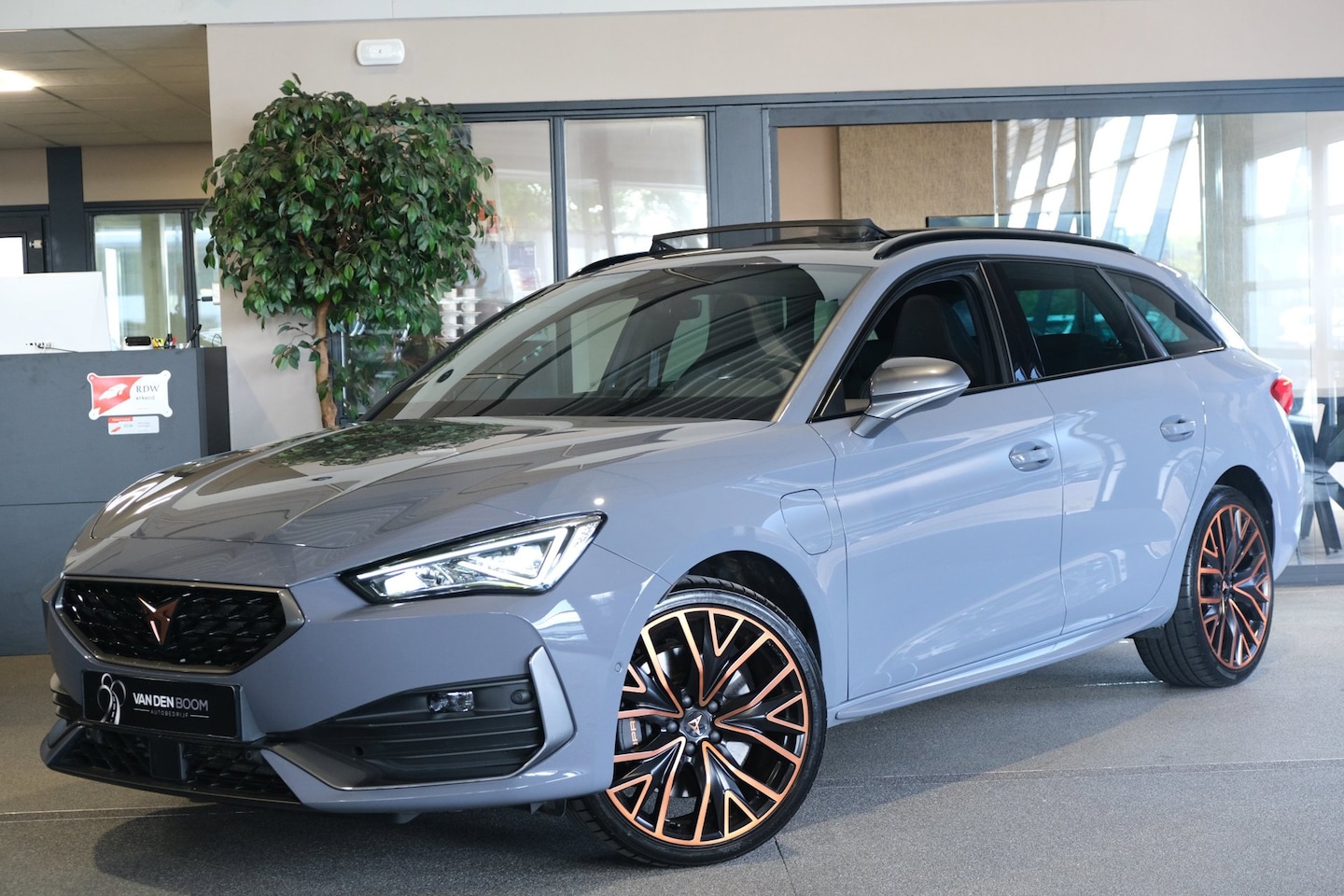 CUPRA Leon Sportstourer - 1.4 e-Hybrid VZ Copper 245PK Pano Sport Leder Acc Pdc Cam - AutoWereld.nl