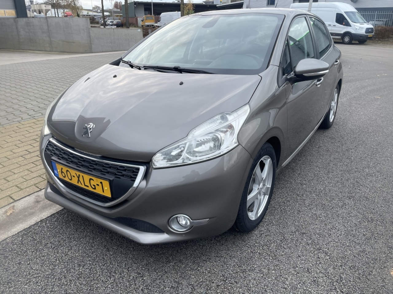 Peugeot 208 - 1.4 Vti Envy 1.4 VTi Envy, NL auto met NAP, trekhaak, navigatie, 5 deuren - AutoWereld.nl
