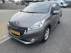 Peugeot 208 - 1.4 VTi Envy, NL auto met NAP, trekhaak, navigatie, 5 deuren