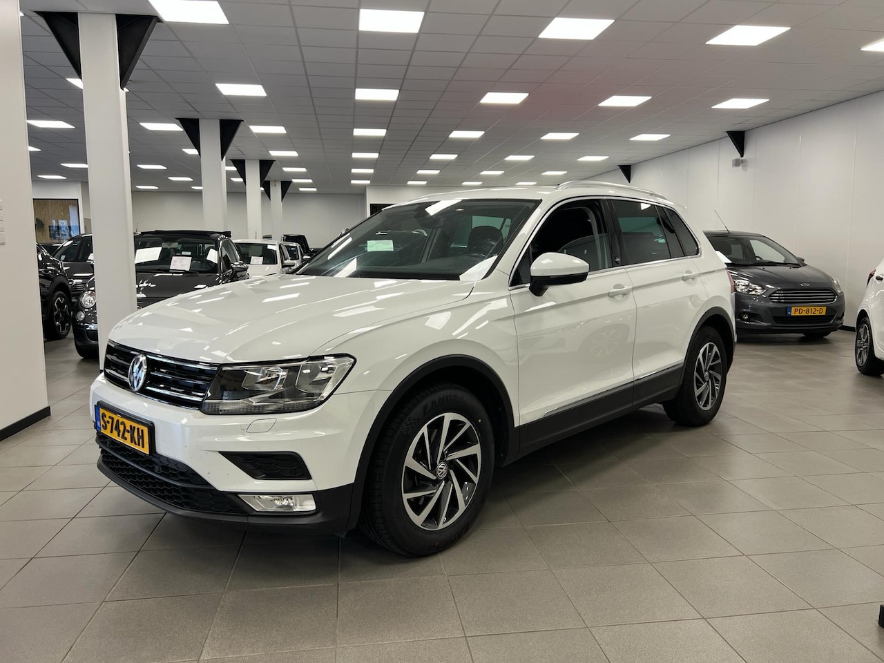 Volkswagen Tiguan - 1.4 TSI ACT / AUTOMAAT / Highline / Stoelverw. / 1800KG Trekg. / - AutoWereld.nl