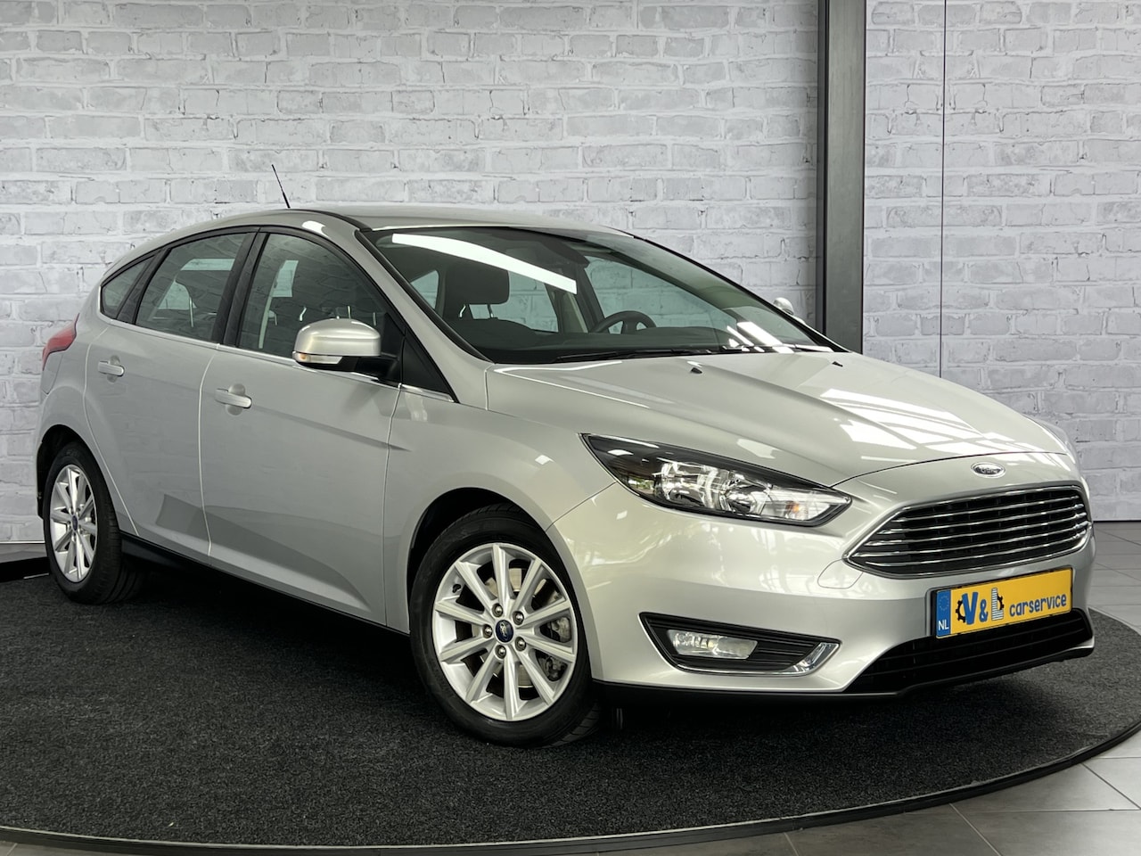 Ford Focus - 1.5 Titanium Edition Automaat Navigatie Cruise Stoelverwarming Trekhaak - AutoWereld.nl