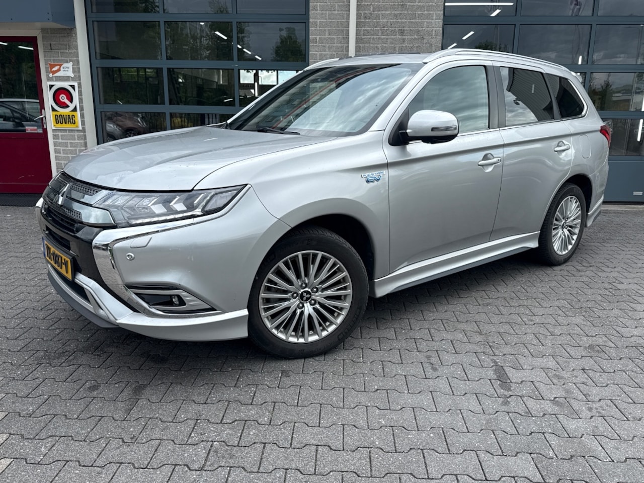 Mitsubishi Outlander - 2.4 PHEV Instyle|SCHUIFDAK|TREKHAAK|LEER| - AutoWereld.nl