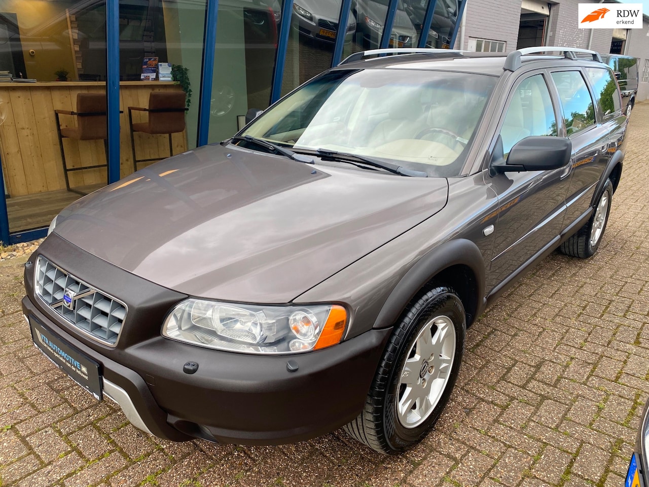 Volvo XC70 - 2.5 T Summum Automaat AWD 210PK LEER / NAVI / TREKHAAK - AutoWereld.nl