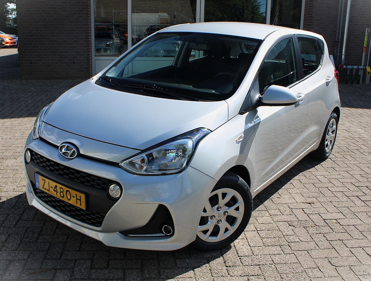 Hyundai i10 - 1.0i Carplay, Parksens. A, NAVI, Airco, Cruise control, Elektrische ramen V en A, Multifun - AutoWereld.nl