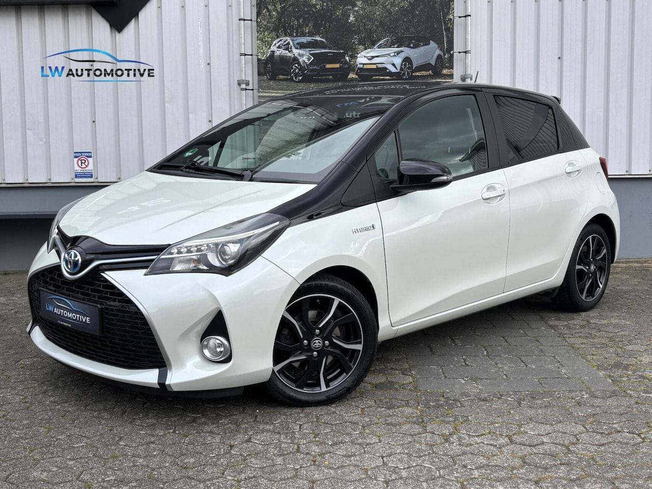 Toyota Yaris - 1.5 Hybrid Dynamic Bi-Tone | Navi | Keyless | Camera | Stoelverwarming - AutoWereld.nl