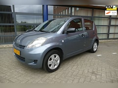Daihatsu Sirion 2 - 1.0-12V Slim Apk 5-5-2027 5 deurs Stuurbekr