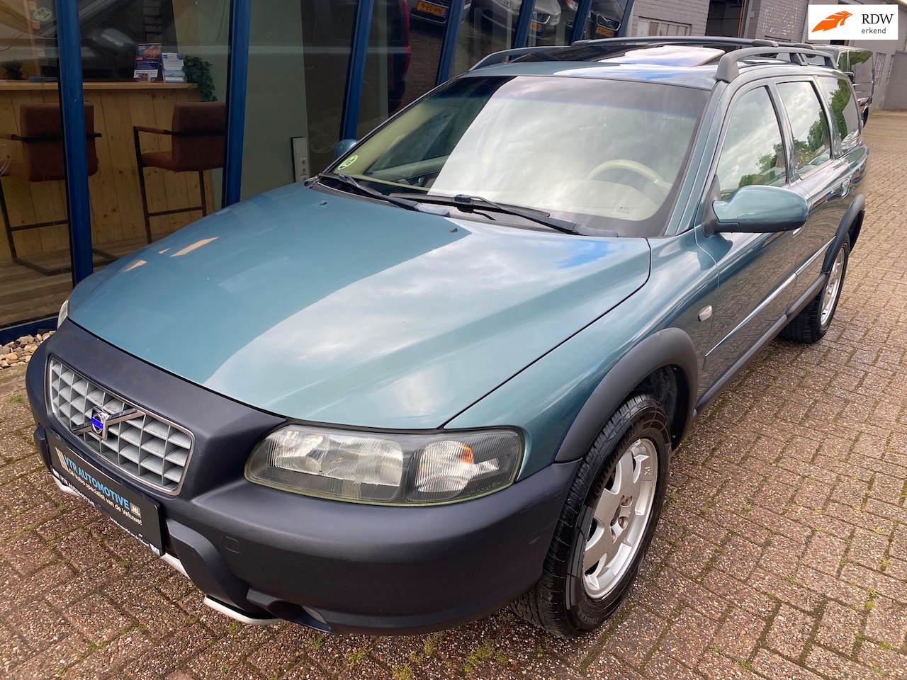 Volvo XC70 - 2.5 T Comfort Line AWD Automaat LEER / SUNROOF - AutoWereld.nl
