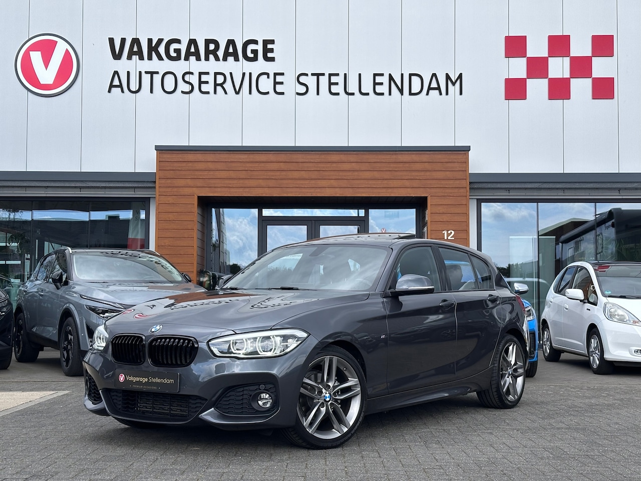 BMW 1-serie - 118i M-Sport High Executive|Panodak|Dealer Ond|18''Lm velgen|PDC rondom|Leder - AutoWereld.nl
