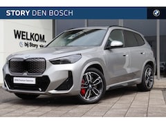 BMW iX1 - eDrive20 M Sport / Trekhaak / Panoramadak / Sportstoelen / Comfort Access / Head-Up / Harm