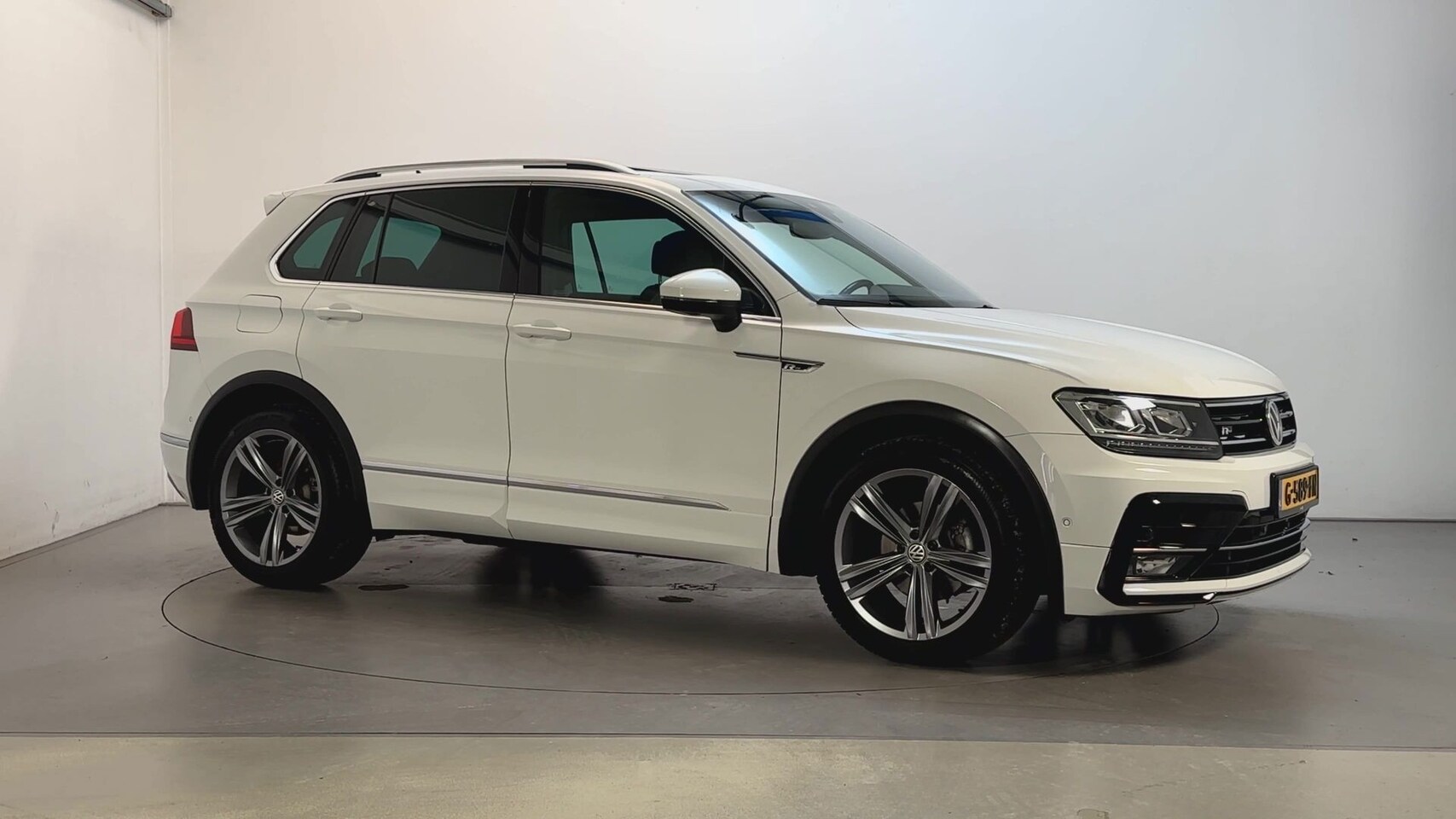Volkswagen Tiguan - 1.5 TSI DSG ACT Highline Business R R-Line Panoramadak Virtual Cockpit Camera Stoelverwarm - AutoWereld.nl