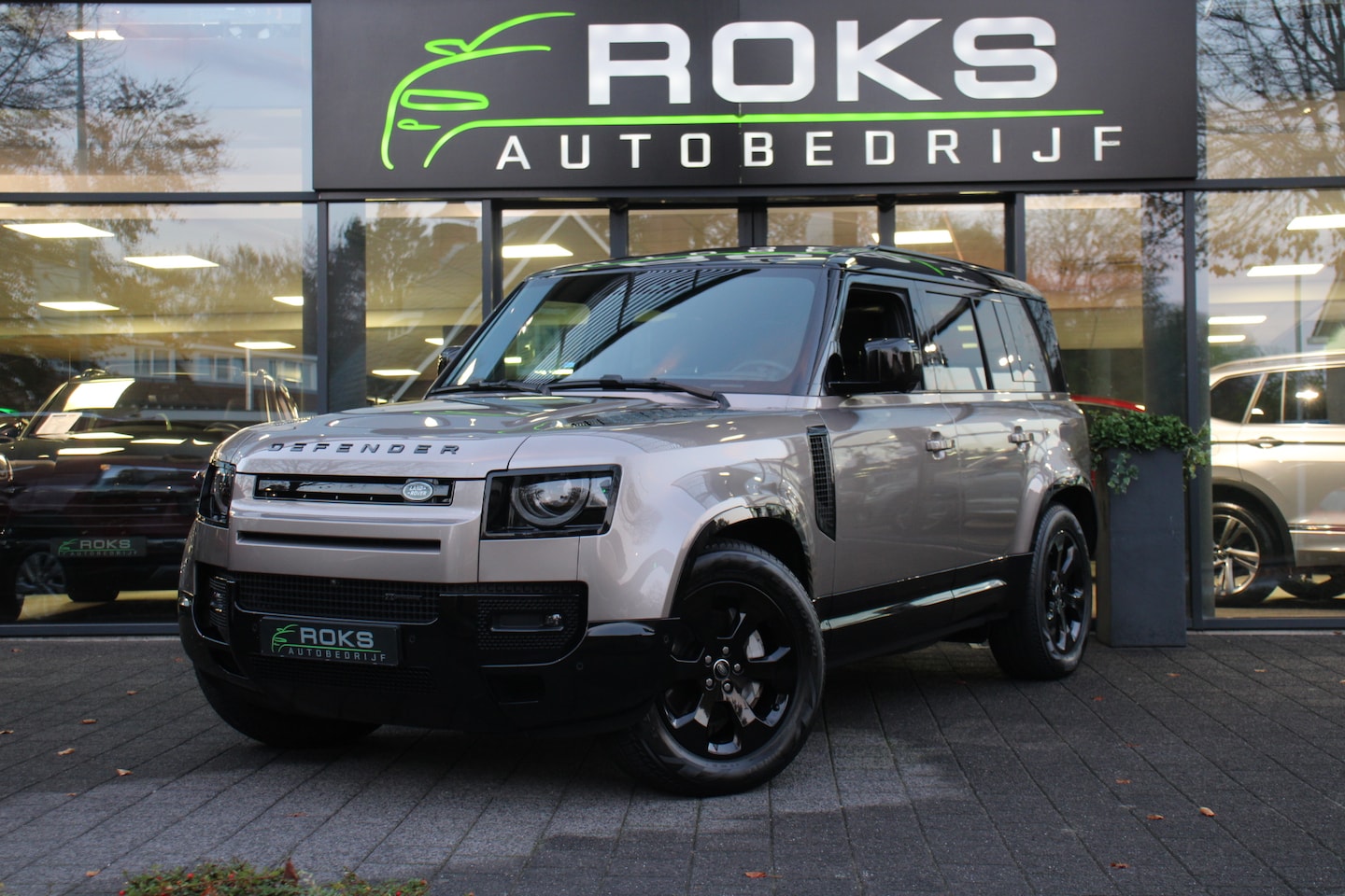 Land Rover Defender 110 - 2.0 P400e 110 X-Dynamic HSE BlackPack - AutoWereld.nl