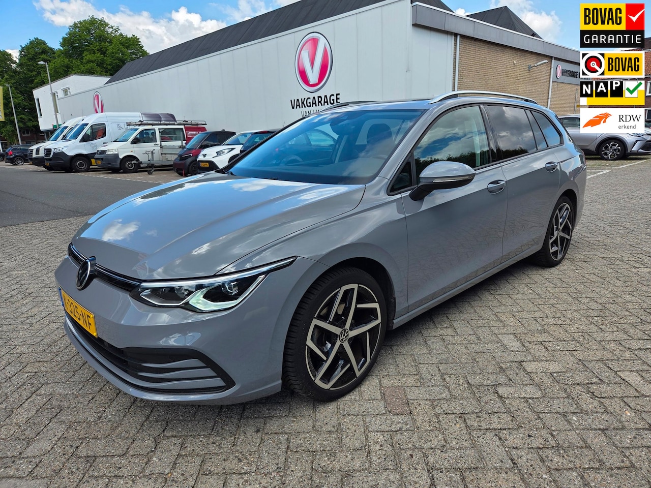 Volkswagen Golf Variant - 1.0 eTSI Life | panoramadak | Narno Grey | digitaal dashboard - AutoWereld.nl